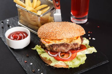 Siyah arka planda taze lezzetli bir burger.