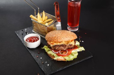 Siyah arka planda taze lezzetli bir burger.