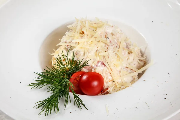 Italiaanse Tagliatelle Pasta Met Gebakken Zalmfilet Geraspte Parmezaanse Kaas — Stockfoto