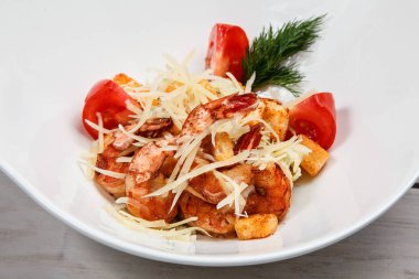 Croutons kaplama Sezar salatası.