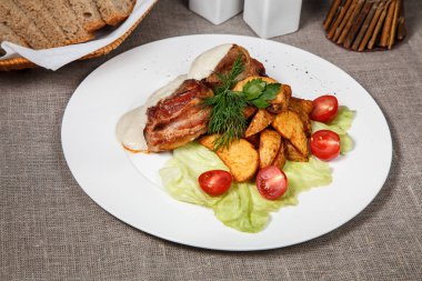 Lezzetli kızarmış domuz filetosu tatil için beyaz bir plaka üzerinde mantar sosu ile