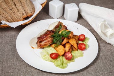 Lezzetli kızarmış domuz filetosu tatil için beyaz bir plaka üzerinde mantar sosu ile