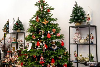 Noel ağacı, dekorasyon ve ışıklar