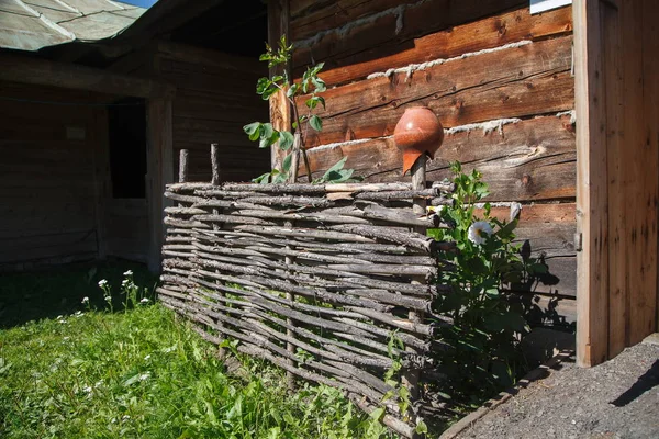 ロシア カザン 月2017 ミュージアムの Kayum Nasyry 古いビンテージ木製籐フェンス — ストック写真