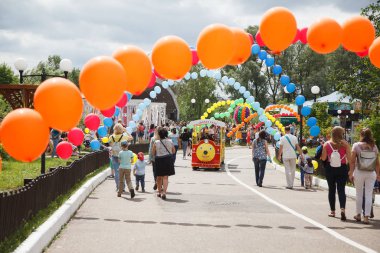 Kazan, Rusya, 22 Temmuz 2018. Balon festivali sırasında Park'taki insanlar