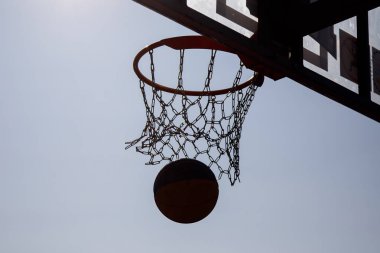 Top bir basketbol oyunu/streetball net delmek