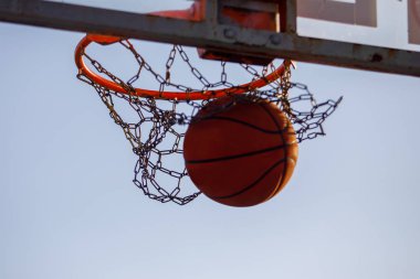 Top bir basketbol oyunu/streetball net delmek