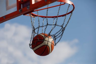 Top bir basketbol oyunu/streetball net delmek