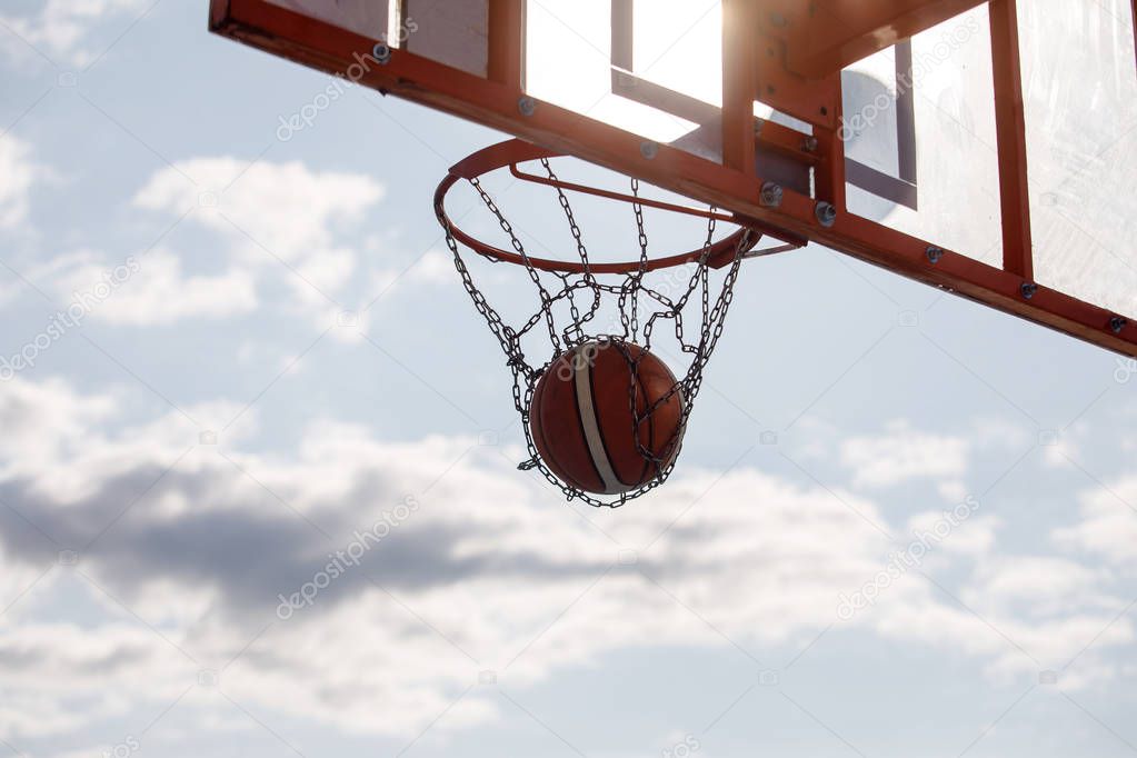 The ball pierces the net at a basketball game / streetball