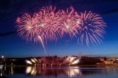 Su üzerinde gece gökyüzünde güzel piroteknik havai fişek gösterisi. Kutlama.