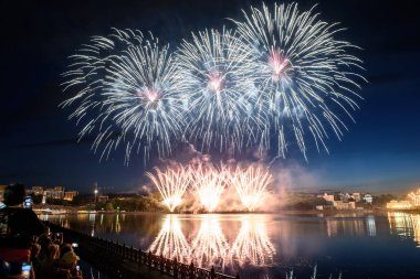 Su üzerinde gece gökyüzünde güzel piroteknik havai fişek gösterisi. Kutlama.