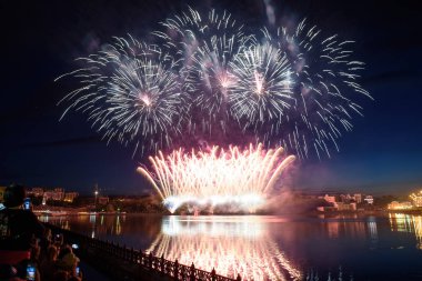 Su üzerinde gece gökyüzünde güzel piroteknik havai fişek gösterisi. Kutlama.