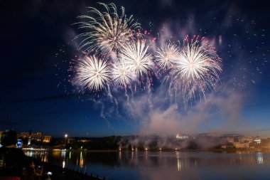 Su üzerinde gece gökyüzünde güzel piroteknik havai fişek gösterisi. Kutlama.