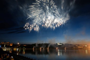 Su üzerinde gece gökyüzünde güzel piroteknik havai fişek gösterisi. Kutlama.