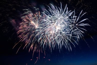 Su üzerinde gece gökyüzünde güzel piroteknik havai fişek gösterisi. Kutlama.