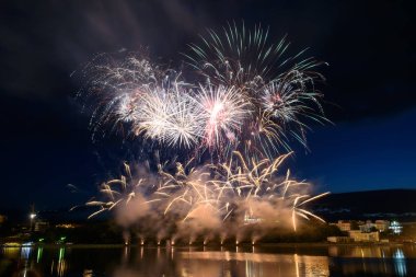 Su üzerinde gece gökyüzünde güzel piroteknik havai fişek gösterisi. Kutlama.