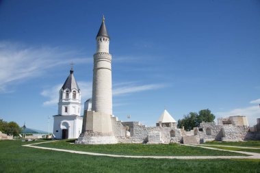 Kazan yakınlarındaki Bulgar tarihi ve arkeolojik anıt. Volga nehri üzerindeki Bolgar kentindeki antik kalıntılardan oluşan büyük Minare kompleksi, Tataristan, Rusya