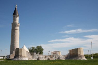 Kazan yakınlarındaki Bulgar tarihi ve arkeolojik anıt. Volga nehri üzerindeki Bolgar kentindeki antik kalıntılardan oluşan büyük Minare kompleksi, Tataristan, Rusya