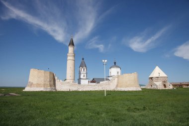 Kazan yakınlarındaki Bulgar tarihi ve arkeolojik anıt. Volga nehri üzerindeki Bolgar kentindeki antik kalıntılardan oluşan büyük Minare kompleksi, Tataristan, Rusya