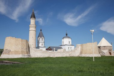 Kazan yakınlarındaki Bulgar tarihi ve arkeolojik anıt. Volga nehri üzerindeki Bolgar kentindeki antik kalıntılardan oluşan büyük Minare kompleksi, Tataristan, Rusya
