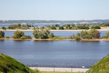 güzel yaz manzara. yüksek Banka Adaları ile geniş nehir görünümü