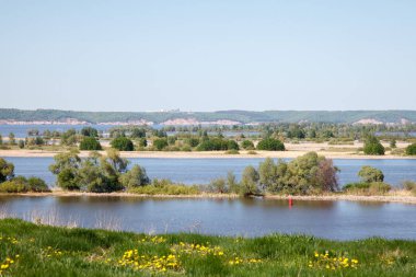 güzel yaz manzara. yüksek Banka Adaları ile geniş nehir görünümü