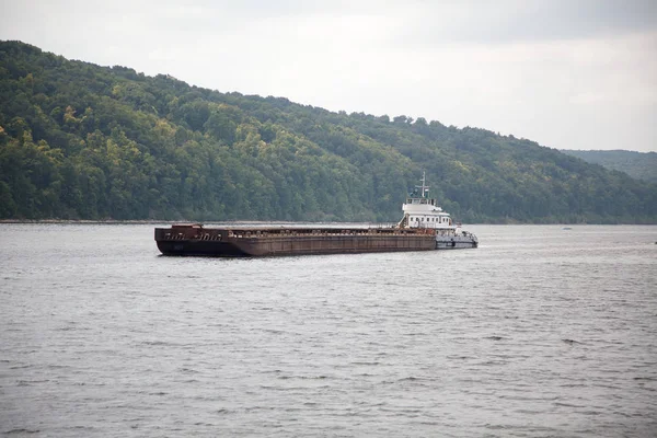 Mavna nehirüzerinde römorkör tarafından itti