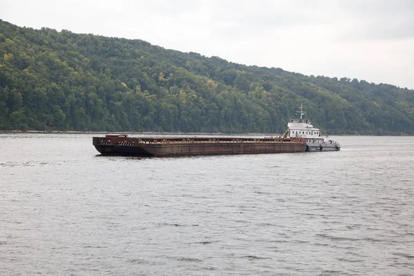 Mavna nehirüzerinde römorkör tarafından itti