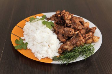 Kızarmış et, pirinç aromalı otlar.