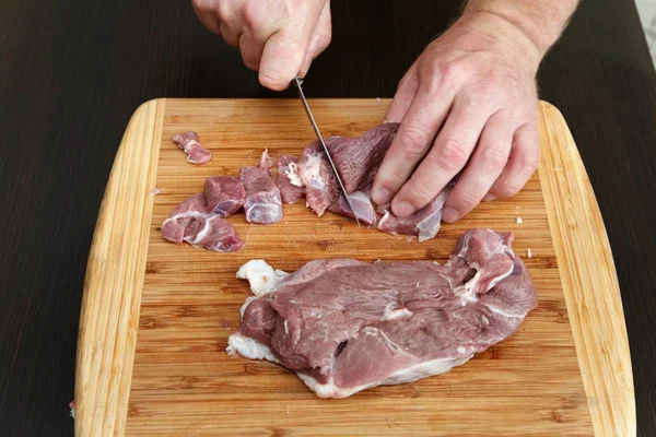 Руки Варить Резать Мясо Куски Разделочной Доске — стоковое фото