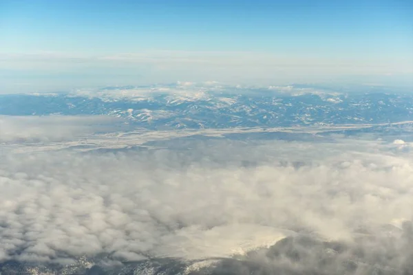 Nuvens Brancas Tomaram Forma Acima Durante Voo Avião — Fotografia de Stock