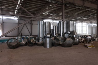 İnşaat sahasına istiflenmiş yapı malzemeleri