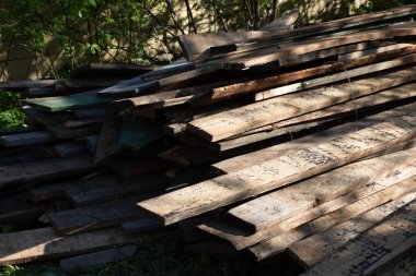 Bir yığın eski ahşap kalas.