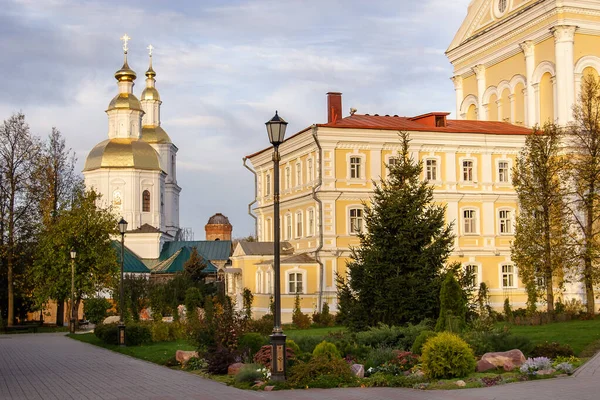 Rusya 'nın Nizhny Novgorod bölgesindeki Diveevo köyündeki Kutsal Üçlü Serafim-Diveevo kadın manastırı Katedrali