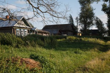 Terk edilmiş eski bir köy evi. Rus vilayetleri. İnsanlar tarafından terk edilmiş köyler..