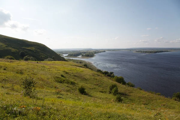 Панорама Мальовничого Літнього Краєвиду Річкою Волгою Росія — стокове фото