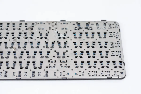 Parçalanmış Dizüstü Bilgisayarın Klavye Arkası Izole Edilmiş Beyaz Arkaplan — Stok fotoğraf