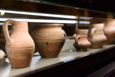 Rafta eski el yapımı kil kaplar ve sürahiler