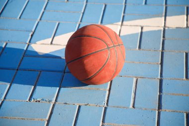 Yerde turuncu basketbol topu