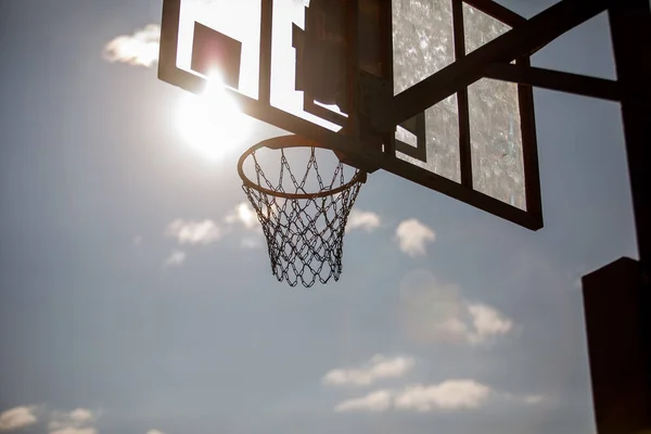 Basketbalový Koš Proti Slunci Obloze — Stock fotografie