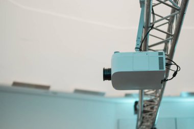 Üzerinde metal rigg monte multimedya projektör