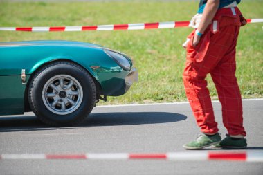 yarış pilotu önünde onun klasik araba yarış için bekliyor