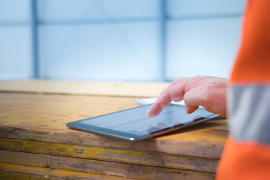 Erkek mühendis inşaat alanında dijital tablet kullanma