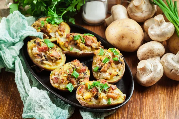 Batatas Assadas Casaco Recheado Com Bacon Cogumelos Queijo Prato Servido — Fotografia de Stock