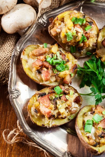 Patatas Horno Chaqueta Rellenas Tocino Champiñones Queso Servidos Plato Rústico —  Fotos de Stock