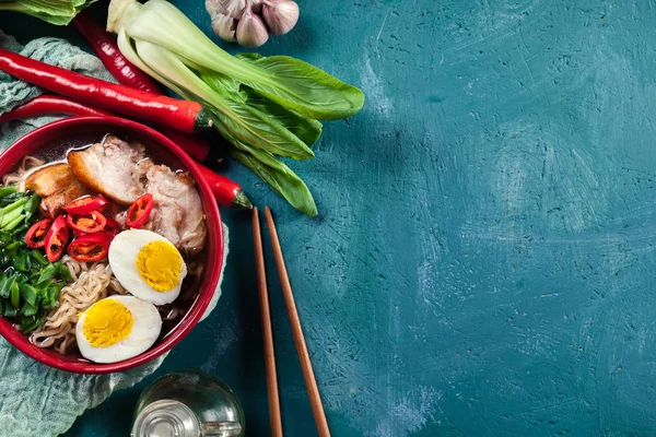 라면입니다 돼지고기 양파와 달걀과 전통적인 — 스톡 사진