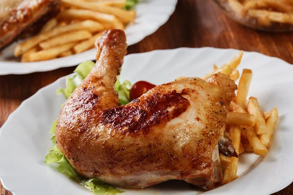 Gebratene Hühnerkeulen mit Pommes und Salat — Stockfoto