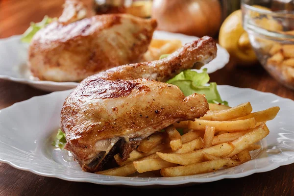 Pečená kuřecí stehna s hranolky a salát — Stock fotografie