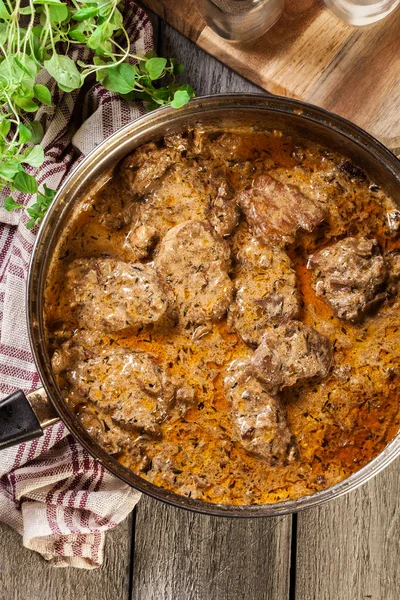 Varkenshaas Champignonsaus Een Pan Bovenaanzicht — Stockfoto