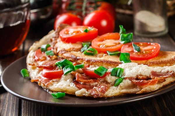 Omelette Mit Speck Und Tomaten Auf Braunem Teller — Stockfoto